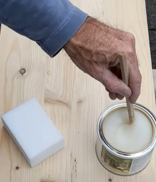 Vorschau Lixum Anwendungsvideo - Mann streicht Holz mit Lasur