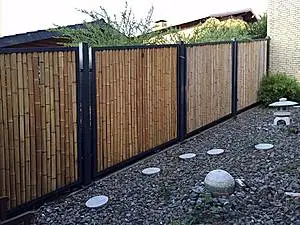 Lixum Holzlasur für Holzzaun mit Steinen im Garten