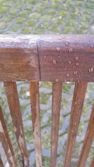 Vorher und Nachher vom Anstrich mit der Lixum Holzlasur für Gartenmöbel
