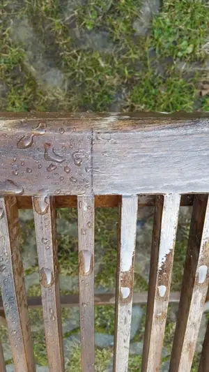Vorher und Nachher vom Anstrich mit der Lixum Holzlasur für Gartenmöbel