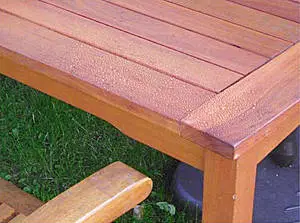 Lixum Holzlasur Sitzbank mit Wassertropfen